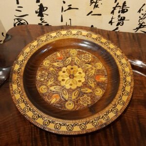 木製花紋雕刻盤子
